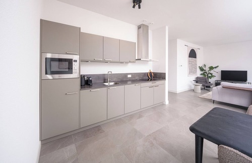 Zeewolde House | Enjoy luxury in the vacation villa Moon: 8-person villa with whirlpool, sauna and terrace by the water. Modern and spacious, ideal for a relaxing vacation!