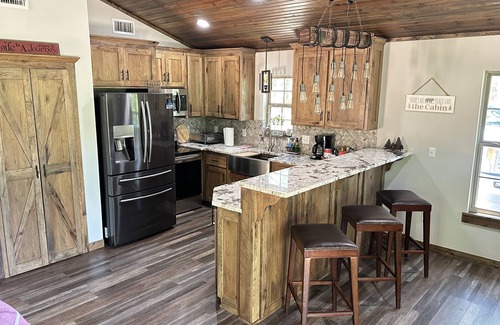 Jay Cabin | Enjoy our updated log cabin on central Grand Lake O’ The Cherokees!