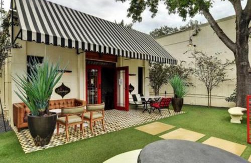 Brentwood Apartment | Enjoy Poolside TVs and Private Cabanas off N Lamar