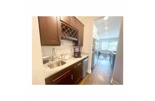 Charlotte House | Enjoy Spring in Luxury Modern, Located in the Heart of City. Pet friendly!
