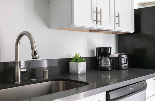 Glendale Apartment | Enjoy Stylish 3BR Apt | Sleeps 6 + Free Parking