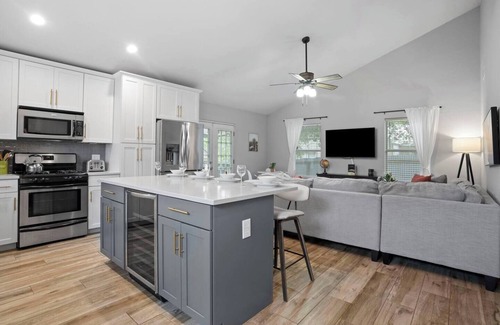 Chestnut House | Enjoy the contemporary luxury in this comfortable 3BR house, ideally situated near the University of Texas and its sporting venues. Visit top restaurants, shops, and other attractions within mins. It features everything you may desire during your vis