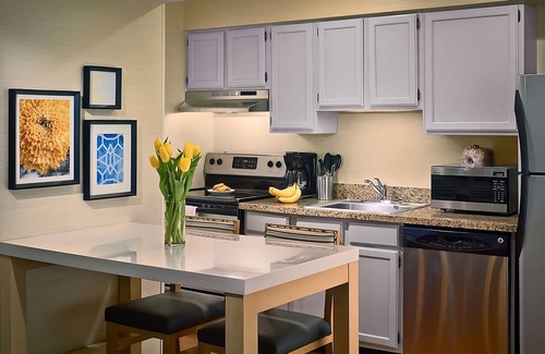 Middleburg Heights Hotel | Enjoy the Rock and Roll Hall of Fame Tour! Pet-friendly, FREE Parking