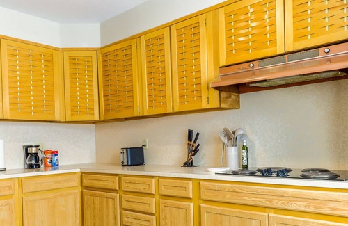 Casper Apartment | Enjoy the warmth! Modern 2B/2B duplex with large dining area, cozy bedding, and space for 5. Central location near downtown Casper shops.