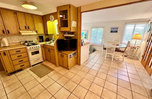 Hutchinson Island South House | Enjoy this adorable 2 bedroom 1 bath beach house located in Nettles Island!