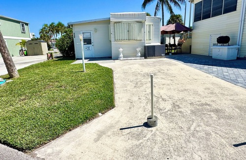 Hutchinson Island South House | Enjoy this adorable 2 bedroom 1 bath beach house located in Nettles Island!