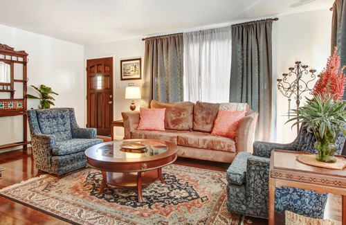 Monrovia House | Enjoy your stay at this unique Los Angeles based family-friendly private home.