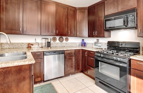 Monrovia House | Enjoy your stay at this unique Los Angeles based family-friendly private home.