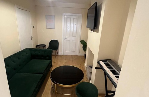 Glyndon Apartment | Enjoyable 2 Bedroom Apartment with Private Garden