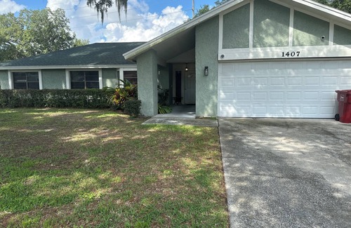 Plant City House | Enjoyable 3-bedroom house with wetbar and pool.