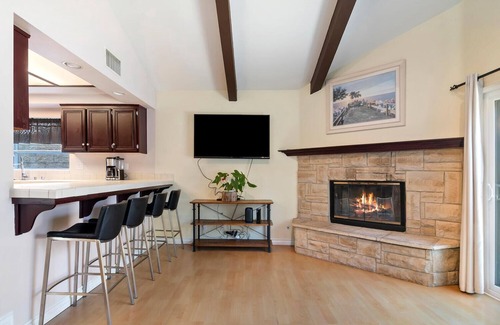 Reseda House | Enjoyable townhome with AC in vibrant Los Angeles