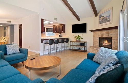 Reseda House | Enjoyable townhome with AC in vibrant Los Angeles