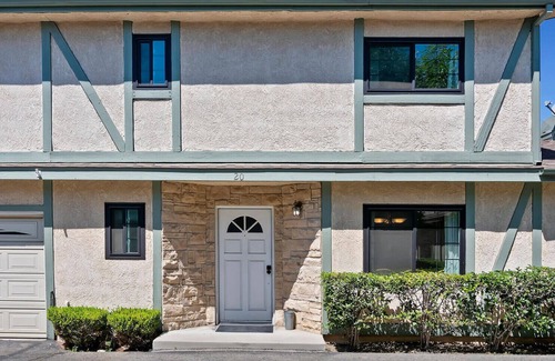 Reseda House | Enjoyable townhome with AC in vibrant Los Angeles