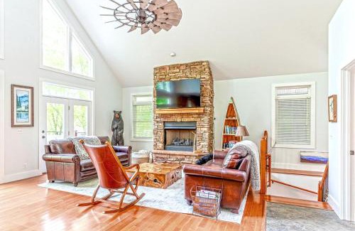 Topton House | Enormous Cabin Retreat with Beautiful Views and Private Dock in Topton, North Carolina