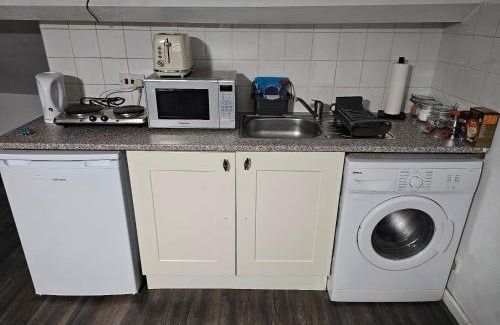 Dudley Apartment | Ensuite Studio with Kitchenette Dudley DY2