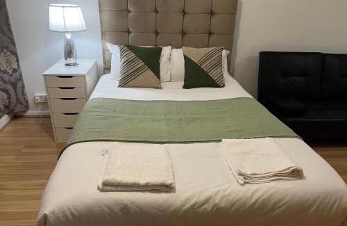 London City Centre Apartment | Ensuite With Kitchen Ext Large Room With Balcony in Zone 2