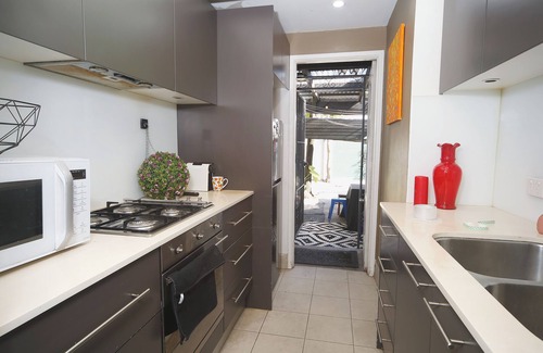 Surry Hills House | Entertainer. 2BR Darlinghurst Outdoor Sun Park x2 cars.