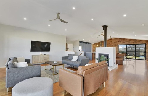 Eglinton House | Entertainers Dream - Fireplace, Pizza Oven, Wifi