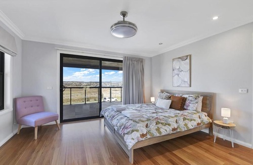 Eglinton House | Entertainers Dream - Fireplace, Pizza Oven, Wifi