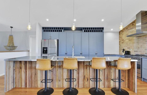 Eglinton House | Entertainers Dream - Fireplace, Pizza Oven, Wifi