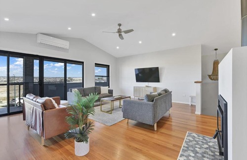 Eglinton House | Entertainers Dream - Fireplace, Pizza Oven, Wifi