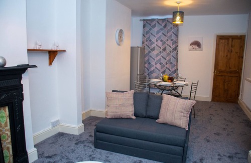 Northampton House | Entire 2 bedroom house in a quiet environment, 0.4miles to train station