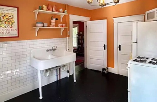 Beloit House | Entire 2 Bedroom Home near Beloit College