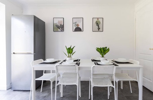 Stevenage House | Entire 3 Bed House - Contractor's, Families & More
