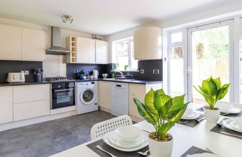 Stevenage House | Entire 3 Bed House - Contractor's, Families & More