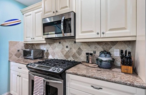 Parrot Cove House | Entire 3BR LakeWorth House near Golf and Beaches