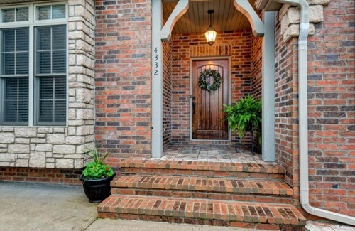 Turners Villa | Entire 4 Bedroom Home - WiFi, Jetted Tub, Fireplace, Garage & EV Charger