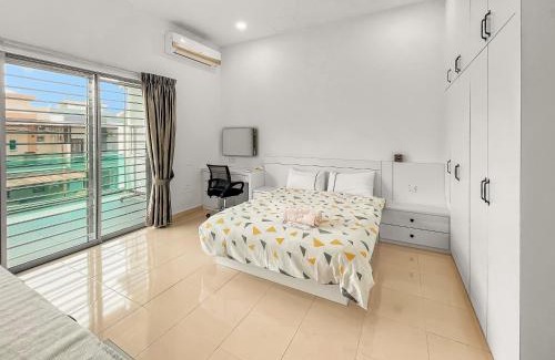 Batu Pahat House | Entire 4 Bedroom Landed House, Yong Peng, Johor, Malaysia - Suitable for leisure, wedding & Big group travellers, Free Netflix, In- House Parking, 1min to Dragon Temple, 5 mins to MCD& KFC, 30 mins to Organic Farms