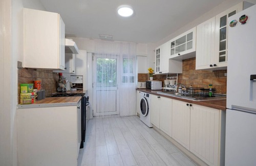 The Westside House | Entire 4 beds, 2 baths & 3 mins walking to ICC Five ways and Broad street