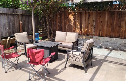 Berryessa House | Entire 5B3B Quiet Bungalow with Large Backyard Near High Tech