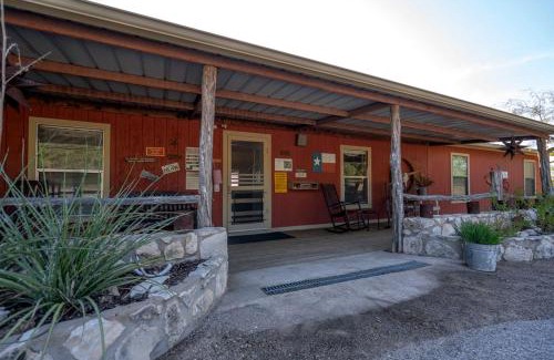 Eldorado House | Entire Cabin Retreat in Texas Hill Country, Perfect for Intimate Glamping Weekend Getaways in Eldorado