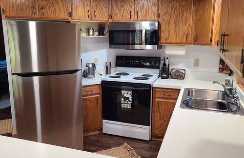 Essex House | Entire Cozy Log Cabin Near Glacier Park