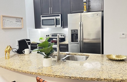 Gateway Apartment | Entire Cozy Modern Get-Away (Arboretum/Domain)