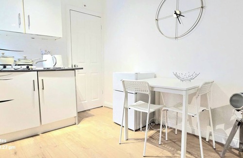 East Acton Apartment | Entire flat -7 mins London tube, Heathrow 30 mins.