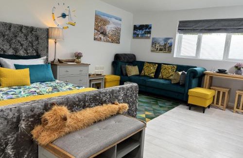 Highcliffe-on-Sea Apartment | Entire guest suite in Highcliffe Dorset