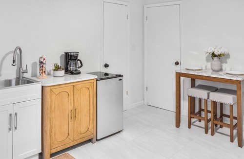 Oakland Park Apartment | Entire Guest Suite at Casa Paraiso