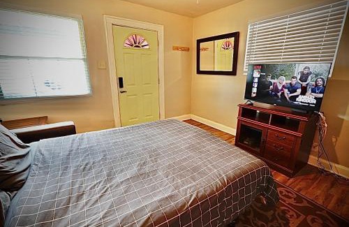 Indianapolis House | Entire Home/Firm Queen Bed/3 Miles to Downtown Indy