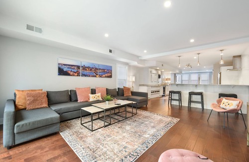 South Side Flats House | Entire Home Lux Master Terraces 4 Car