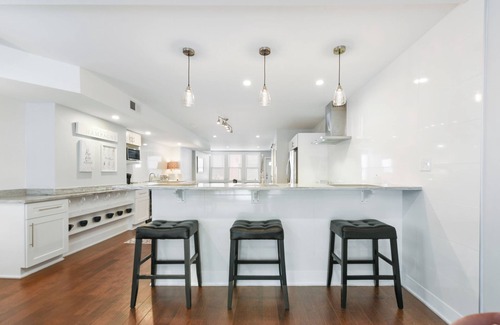 South Side Flats House | Entire Home Lux Master Terraces 4 Car
