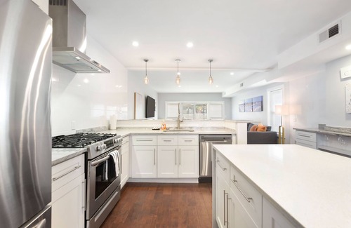 South Side Flats House | Entire Home Lux Master Terraces 4 Car