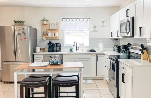 Berkeley Manor House | Entire home with Screened- In Pool , Fully Fenced.