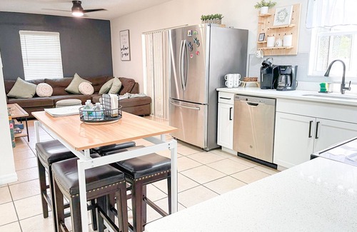 Berkeley Manor House | Entire home with Screened- In Pool , Fully Fenced.