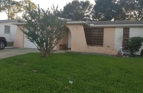 The Lakes House | Entire house. Green Park Beach 7 miles. Private backyard with BBQ