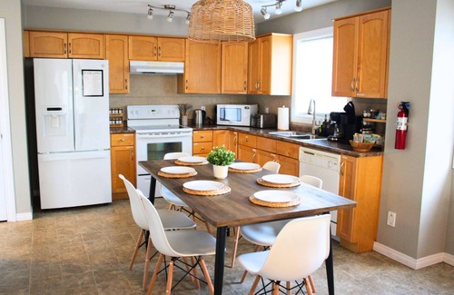 North Central Edmonton House | Entire House Spacious 5-Bedroom - Near Expo, Commonwealth Stadium & Rogers Place