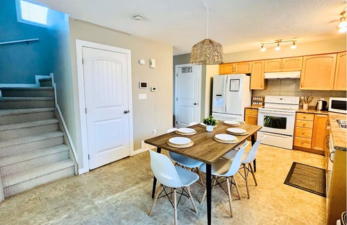 North Central Edmonton House | Entire House Spacious 5-Bedroom - Near Expo, Commonwealth Stadium & Rogers Place