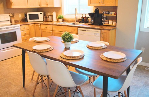 North Central Edmonton House | Entire House Spacious 5-Bedroom - Near Expo, Commonwealth Stadium & Rogers Place